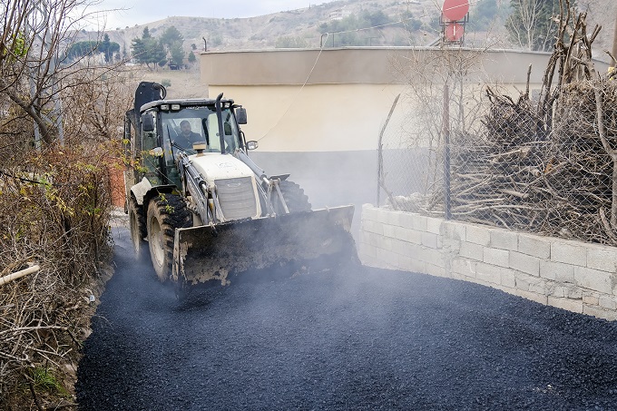 DULKADİROĞLU’NDAN PEYNİRDERE’DE ASFALT ÇALIŞMASI