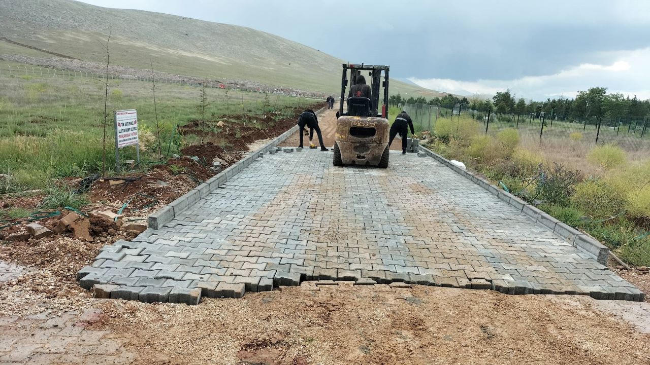 Afşin Mezarlığına Kilit Parke Yol