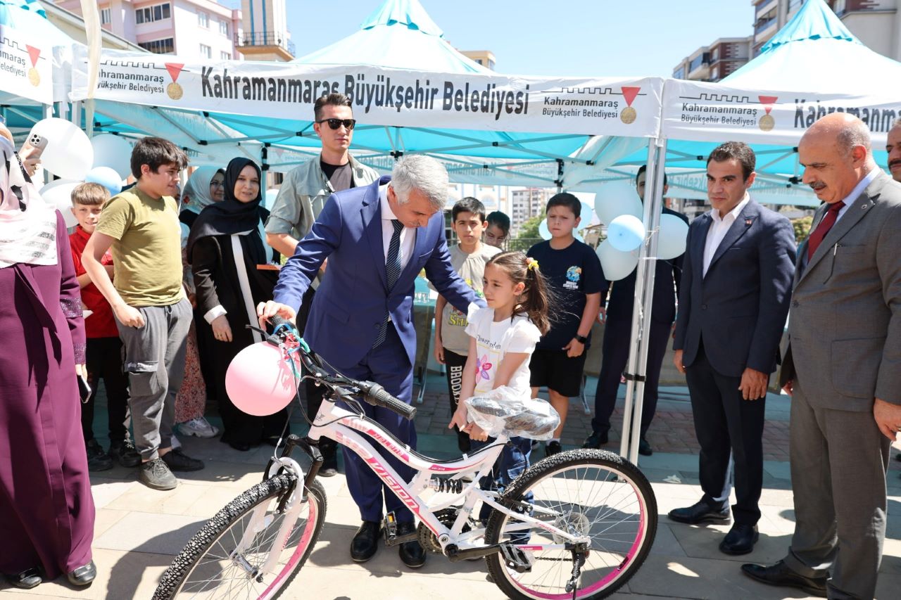 Vali Ünlüer, Yetim Çocuklara Bisiklet Dağıttı