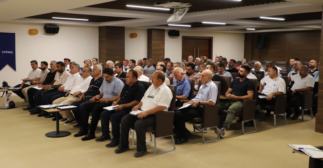 AKEDAŞ istişare toplantılarında muhtarlarla bir araya geliyor