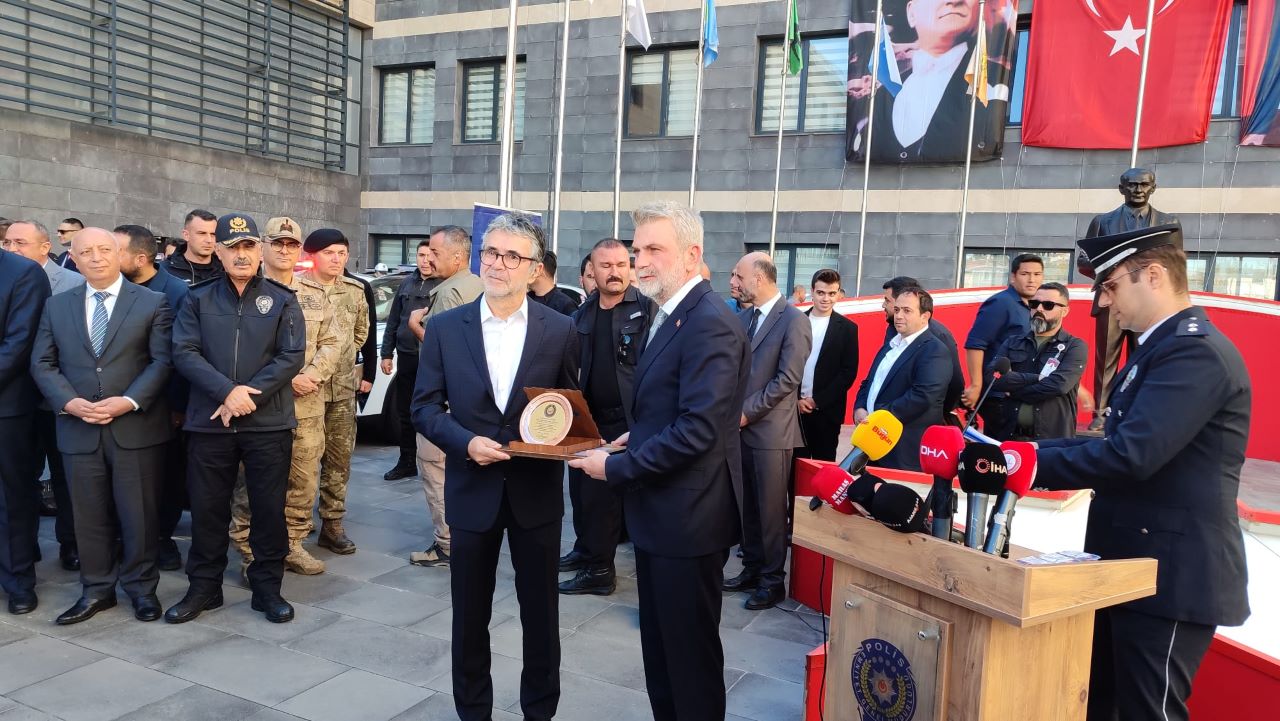 Ahmet Kamil Şirikçi'ye  Teşekkür Plaketi !