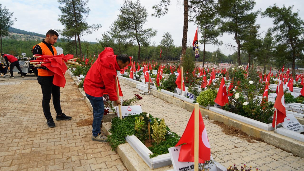 2 Bin 300 Mezarlıkta Çalışma Yapıyor