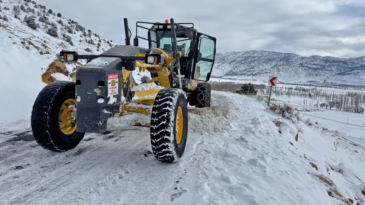 Kar sebebi ile kapanan 203 Mahalle Yolunu Ulaşıma Açıldı !..