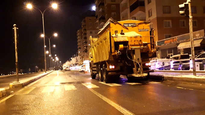 BÜYÜKŞEHİR’DEN BUZLANMAYA KARŞI GECE MESAİSİ