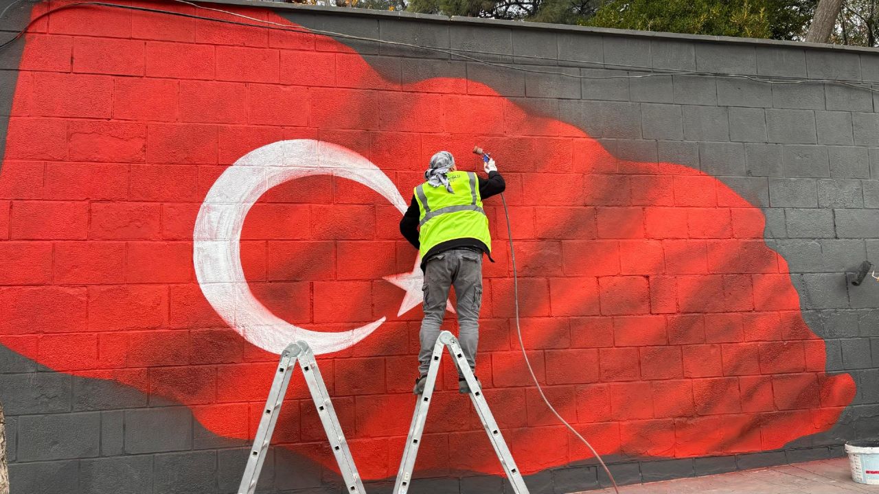 Duvar Yazıları Yerini Türk Bayrağına Bıraktı