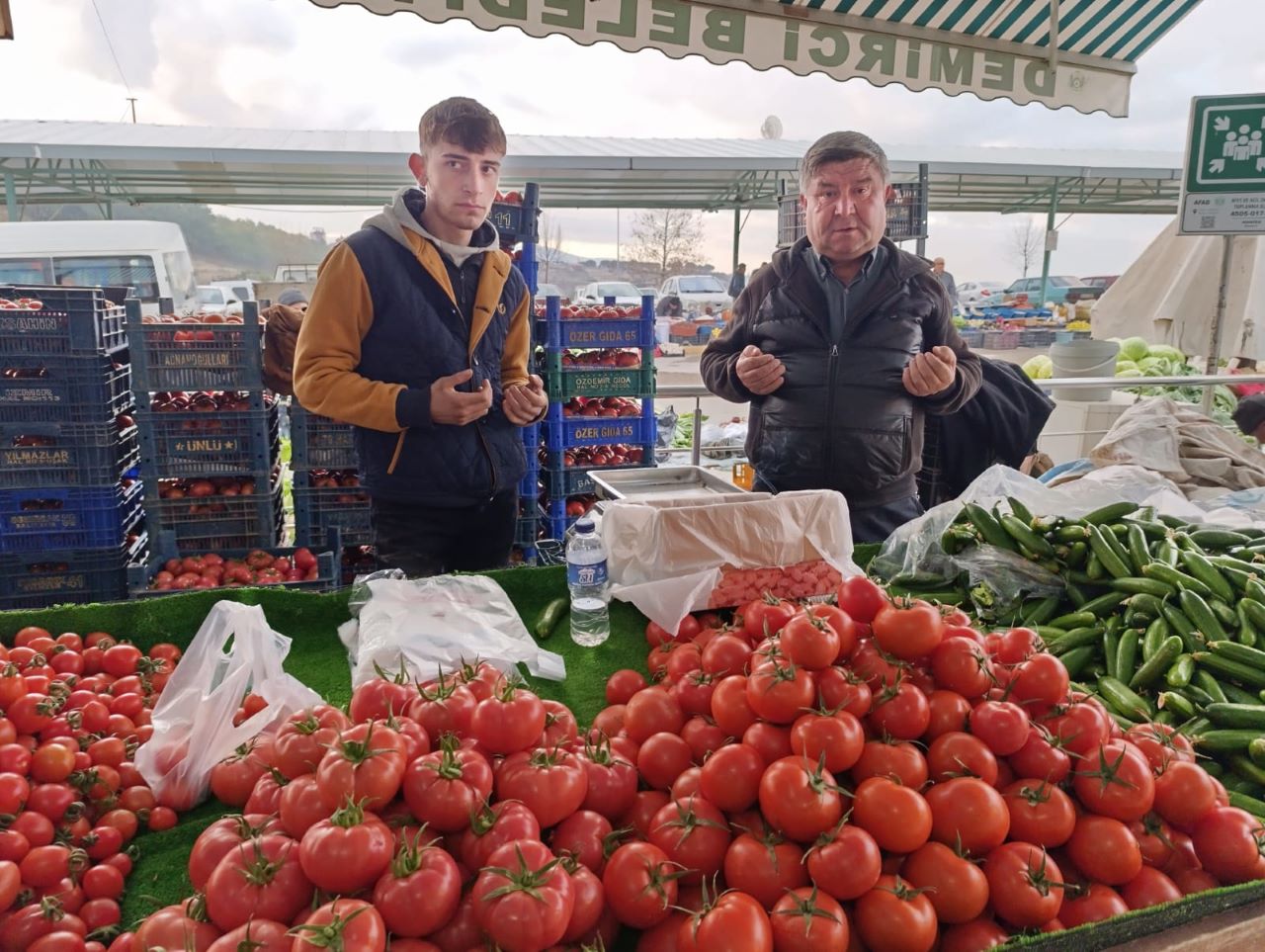 Demirci’de Yüz Yıllardır Süren Gelenek: Pazar Dualarla Açılıyor