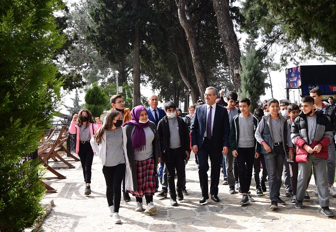 BAŞKAN GÜNGÖR TARİHİ MARAŞ KALESİ’NDE GENÇLERLE BULUŞTU