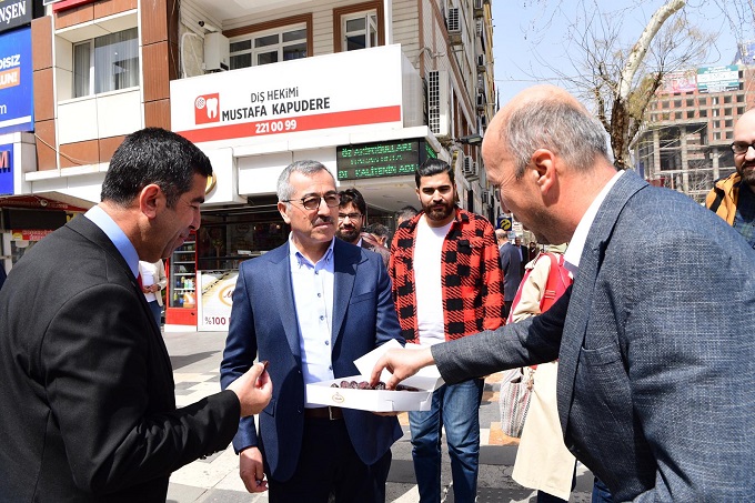 BAŞKAN GÜNGÖR TRABZON CADDESİ’NDE ESNAFLA BULUŞTU