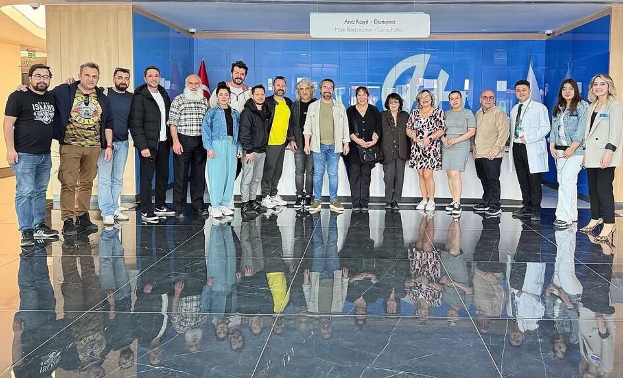 Melek Baykal ve tiyatro ekibi HG Hospital’ı ziyaret etti.