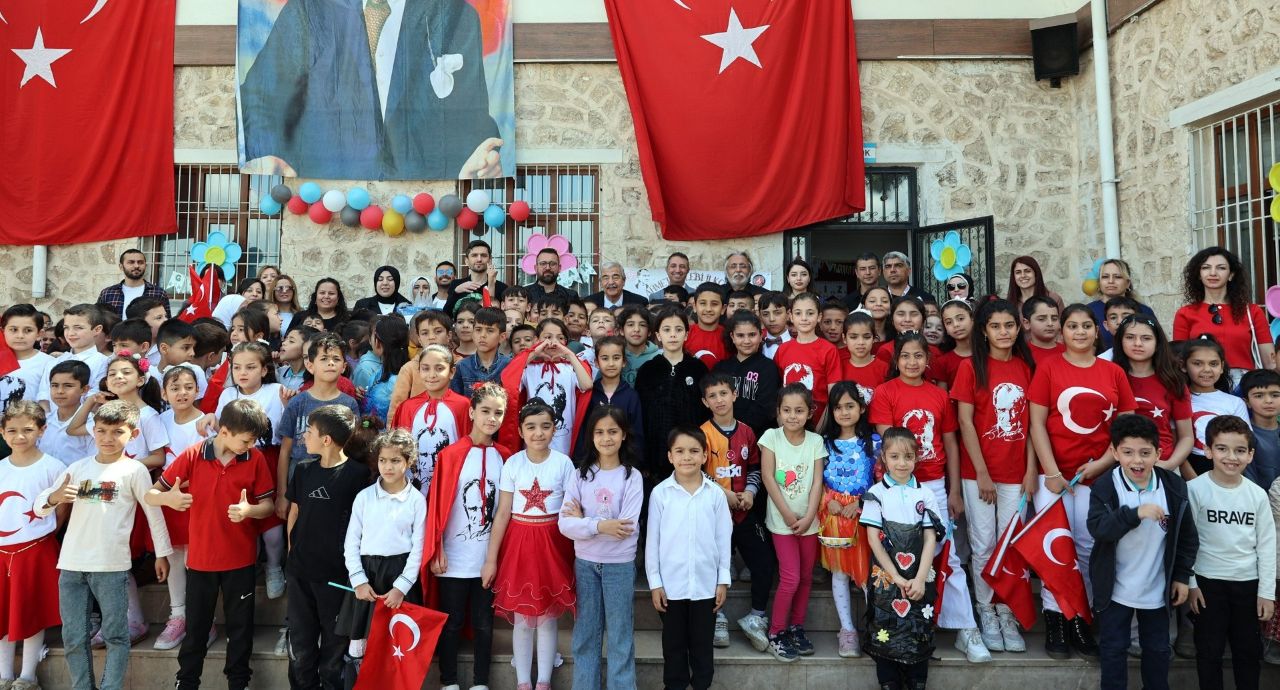 Abdulkadir Konukoğlu Mezun Olduğu İlkokulda