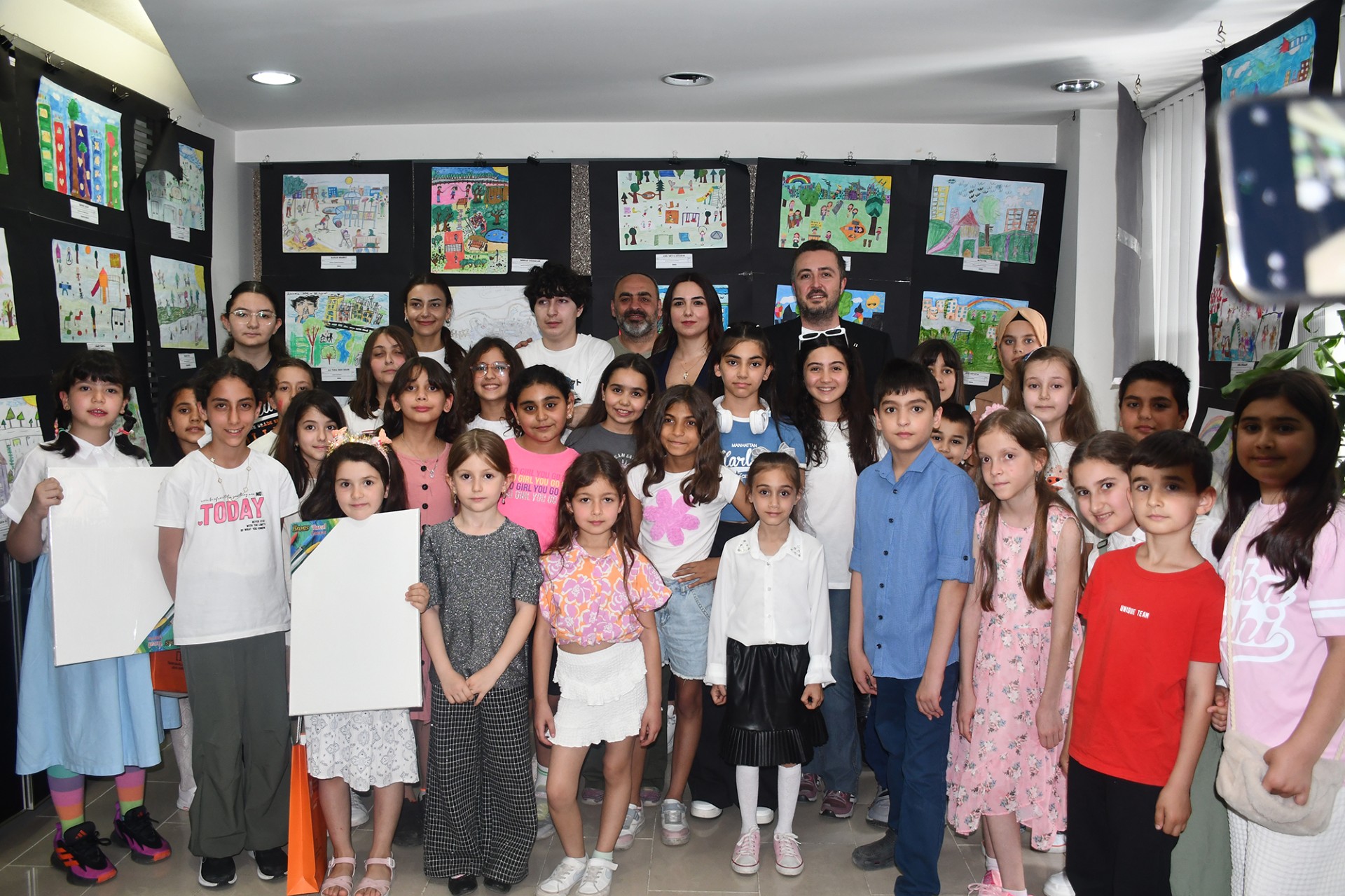 Çocuklar, 14 yaşındaki Minguzzi’yi resmetti…