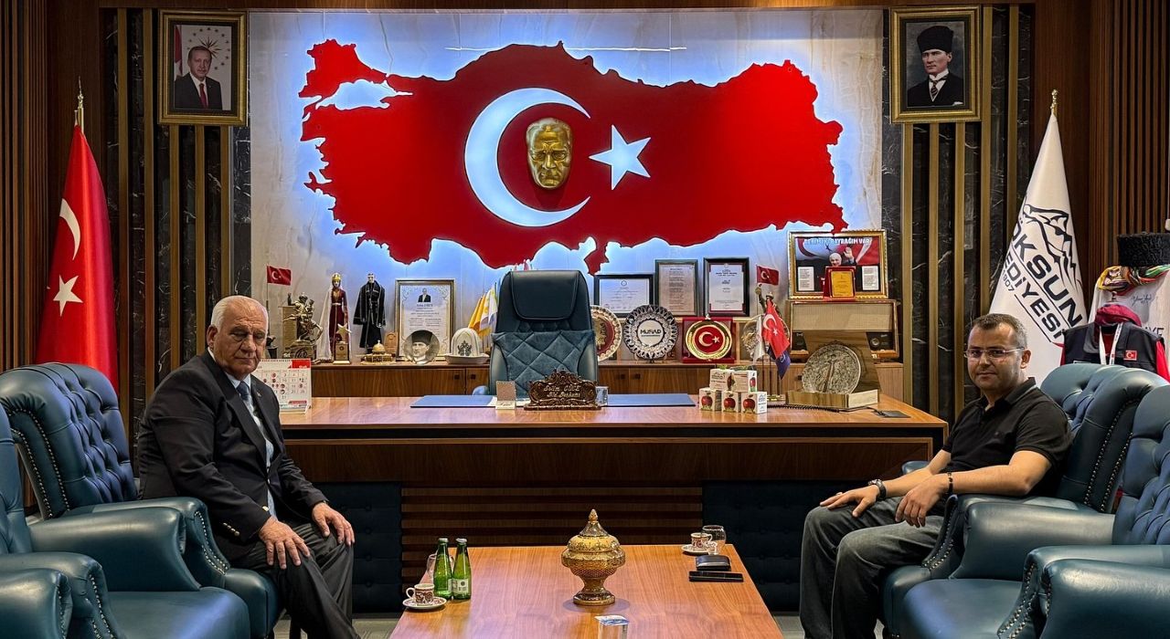 Ünlü , Cüce'yi Ziyaret Etti