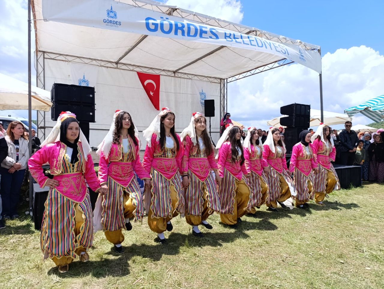 Gördes Çiçekli Yörük Türkmen Şöleni Renkli Görüntülere Sahne Oldu