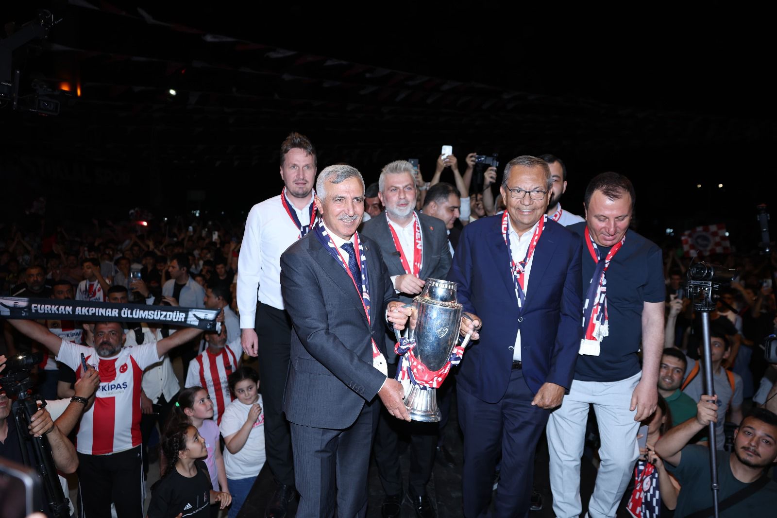 Küllerinden Doğdu, Şampiyon Oldu…