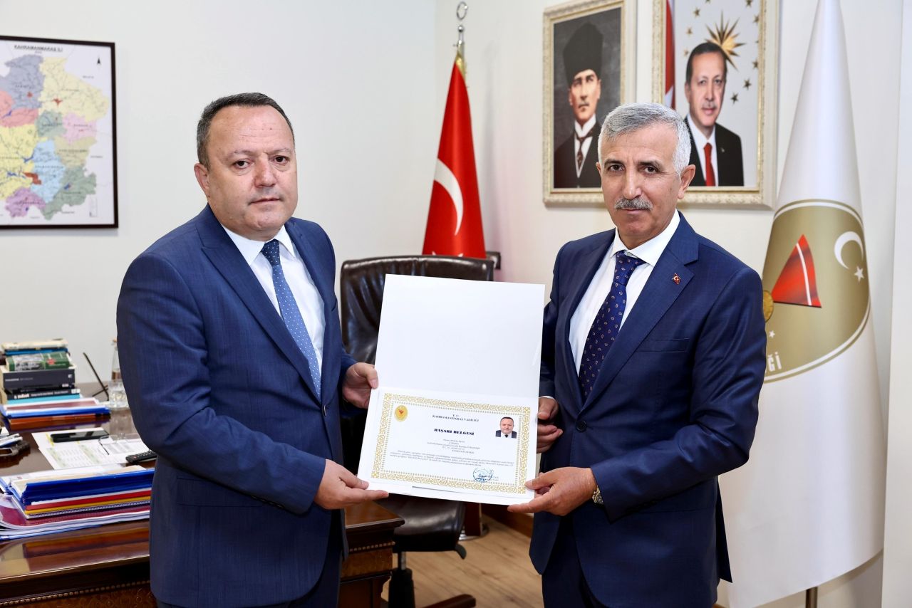 Vali Ünlüer'den SGK İl Müdürü Harun Akbalaban’a Başarı Belgesi