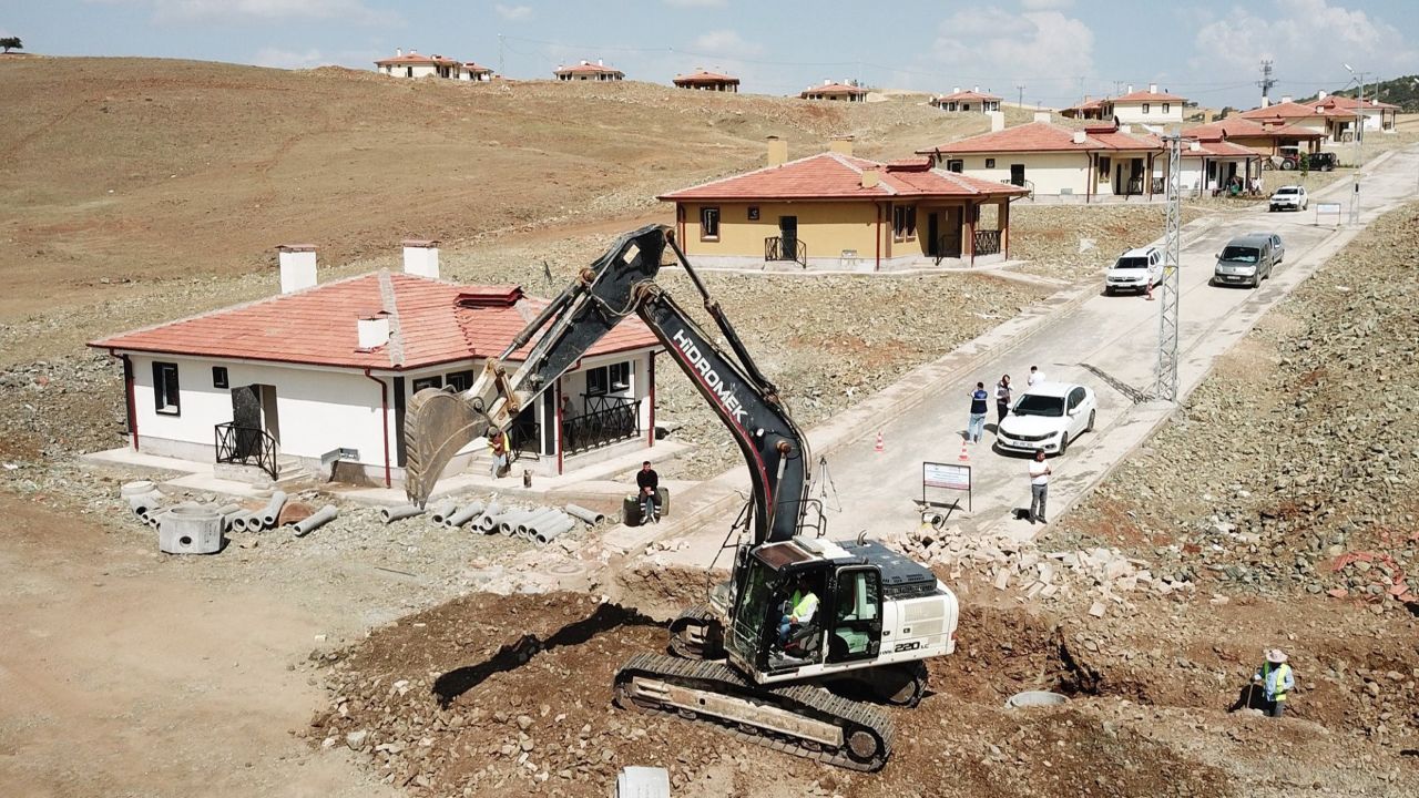 7 İlçe 34 Mahallede Köy Evlerine 240 Milyonluk Altyapı Yatırımı