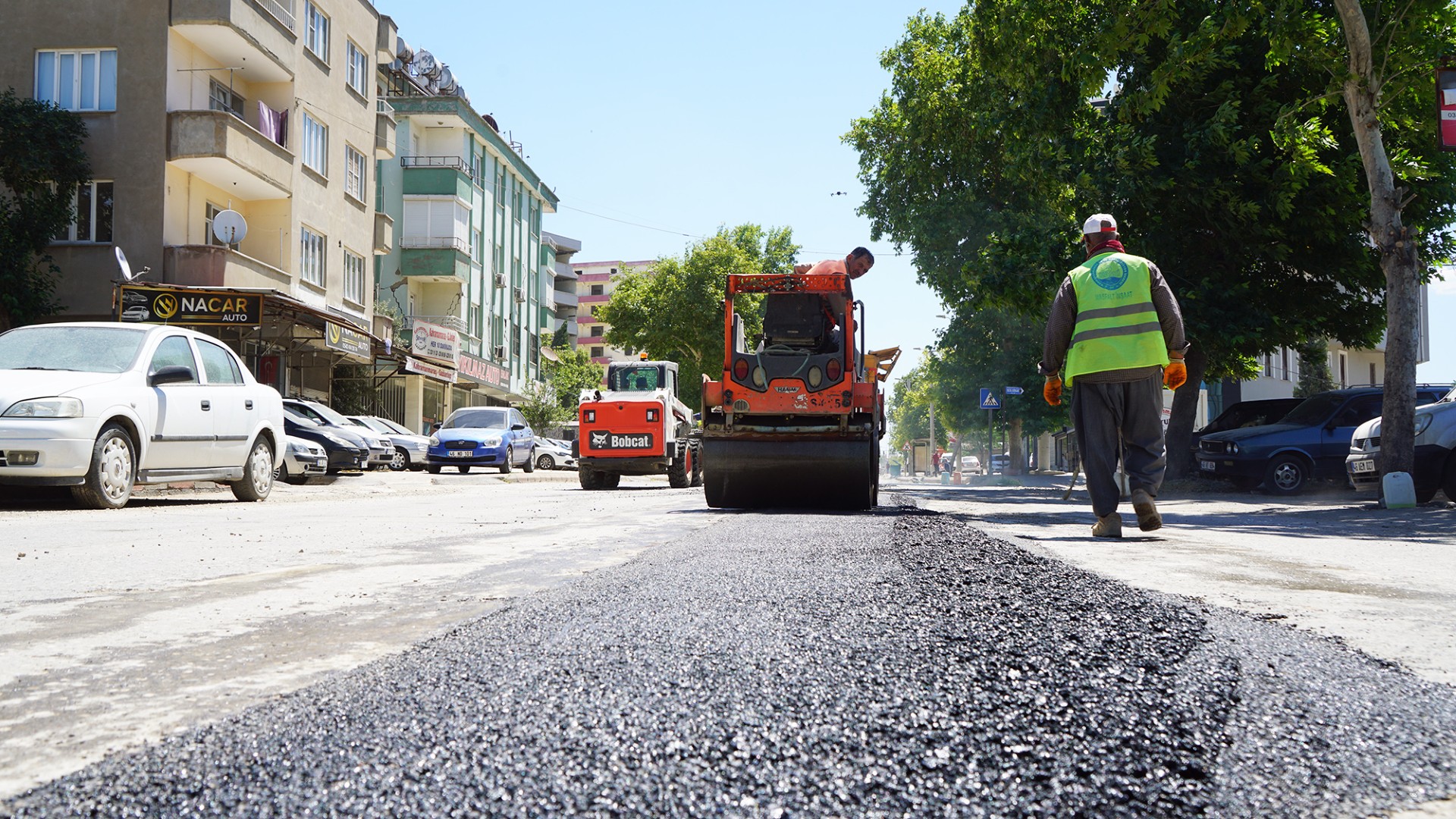 Yollarda Asfalt Çalışmalarını Sürdürüyor