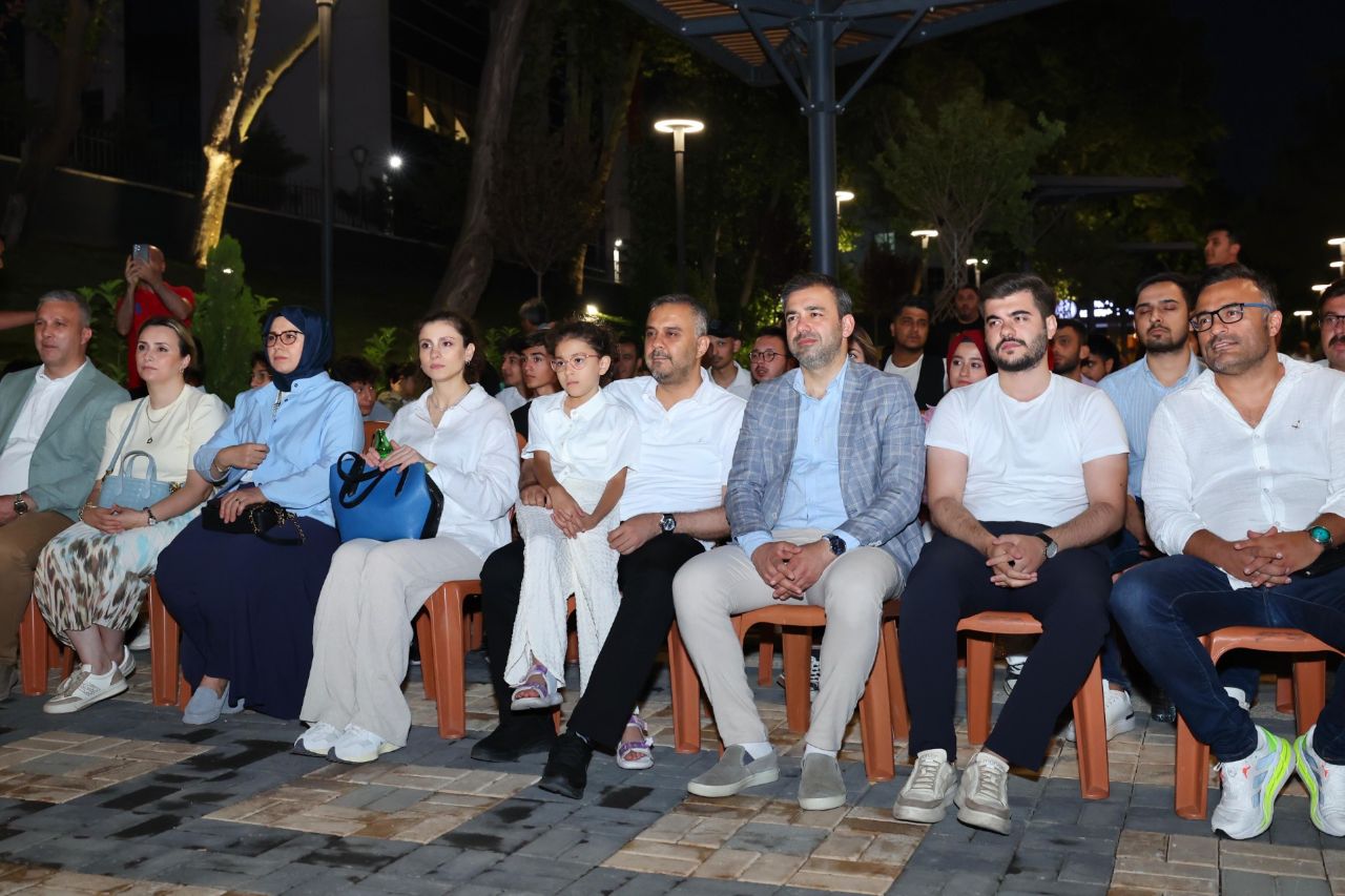 Abdal Halil Ağa Parkı’nda Eli Türkoğlu rüzgarı esti
