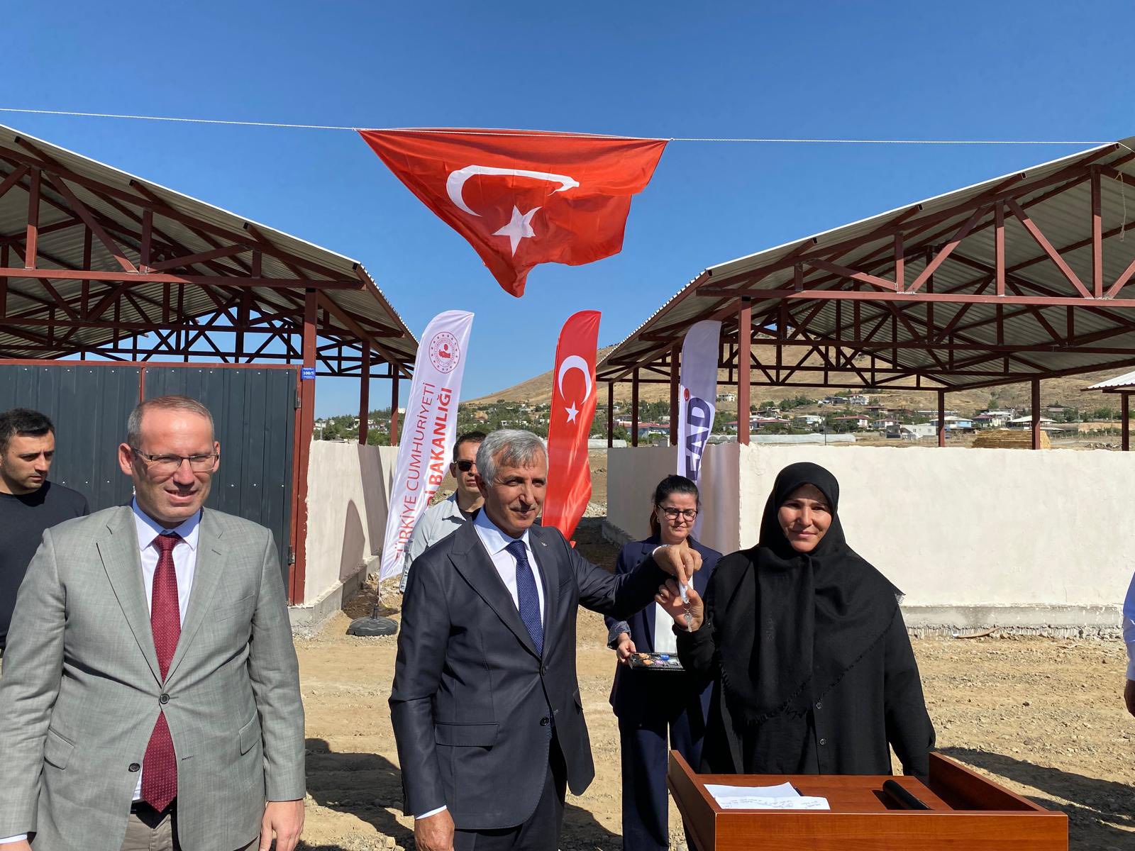 20 Ahırın Temeli Atıldı, 10 Ahır Teslim Edildi