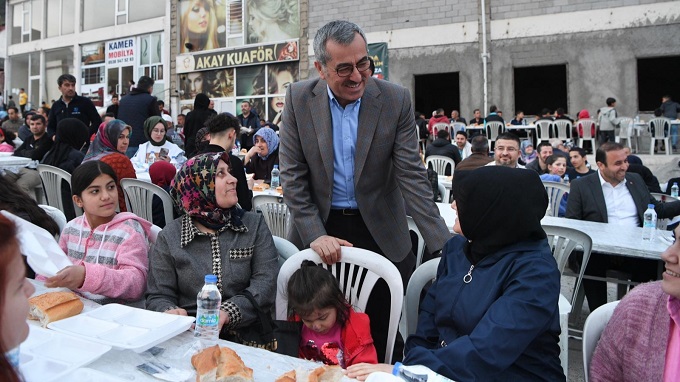 BAŞKAN GÜNGÖR MAHALLE SAKİNLERİYLE İFTAR YAPTI