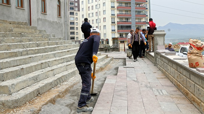 ŞEHİTLER CAMİİ’NDE ÇEVRE DÜZENLEME ÇALIŞMALARI GERÇEKLEŞTİRİLİYOR