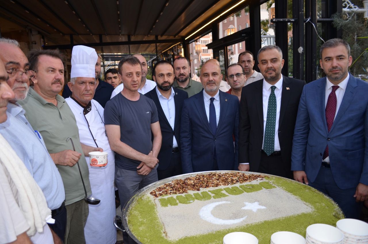 Maraş Hanzade’den 5 Bin Kişilik Aşure İkramı
