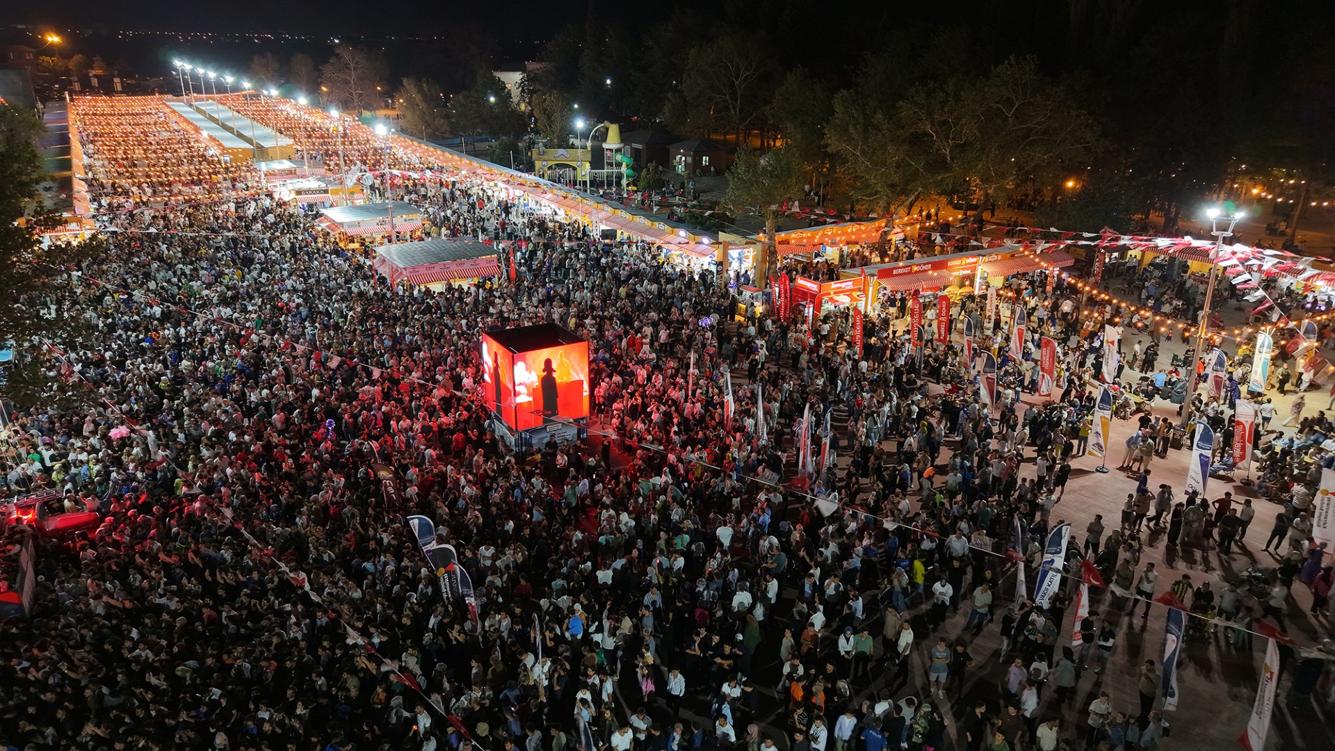 Fuarı’na İlk Gün Miting Alanı Gibi !