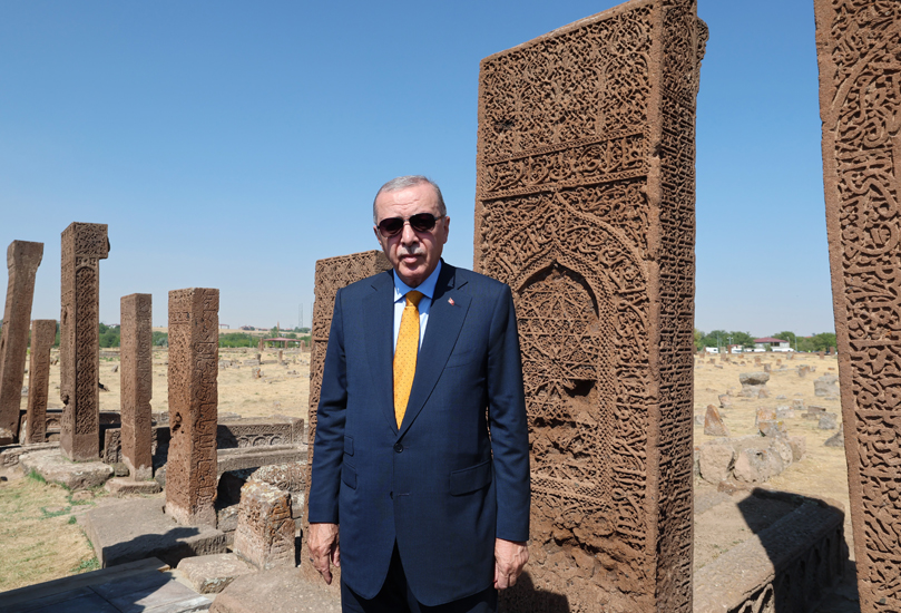 Cumhurbaşkanı Erdoğan, Ahlat Selçuklu Meydan Mezarlığı’nı ziyaret etti