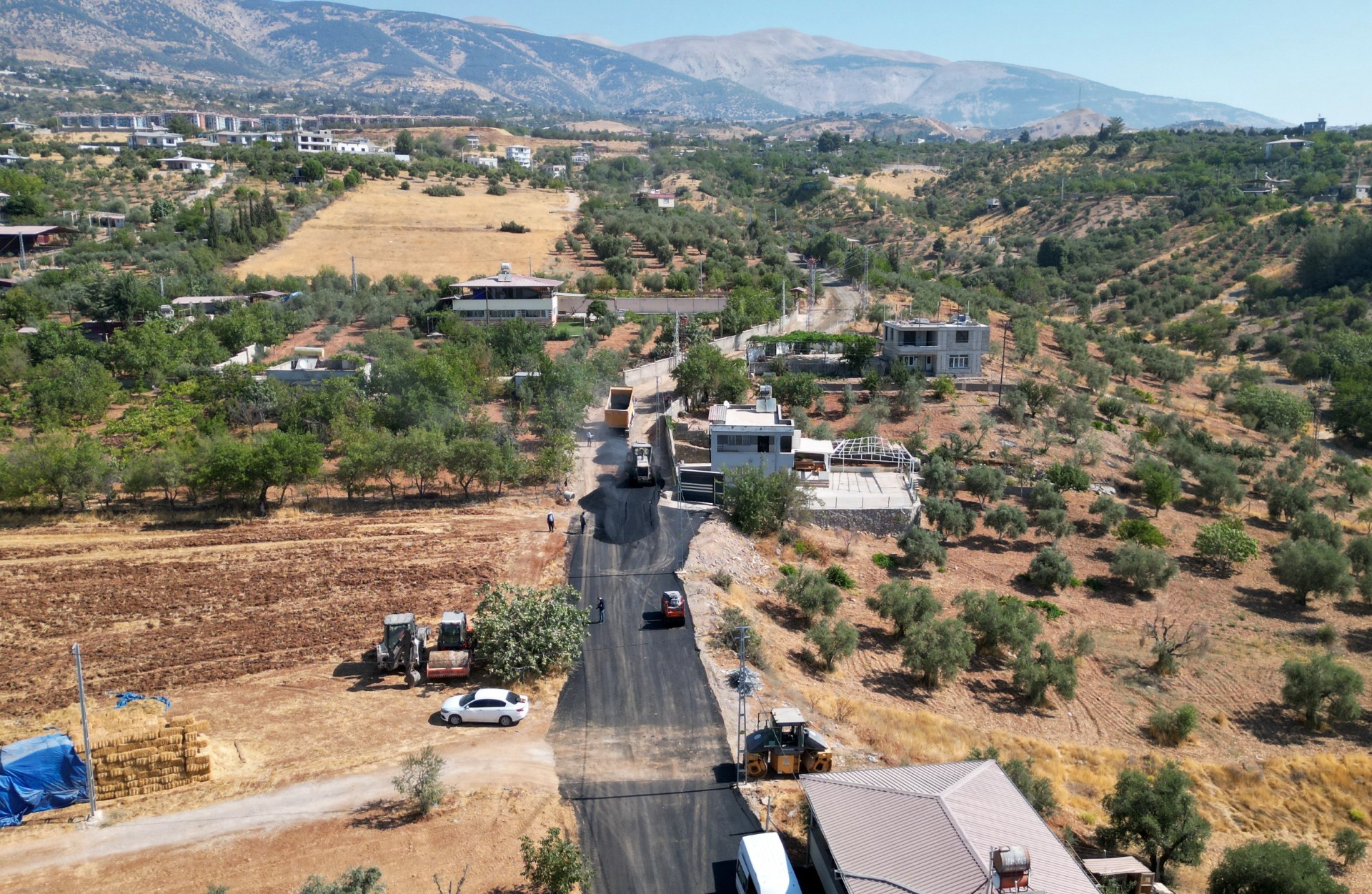 Sıcak Asfalt Çalışmalarıyla Devam Ediyor