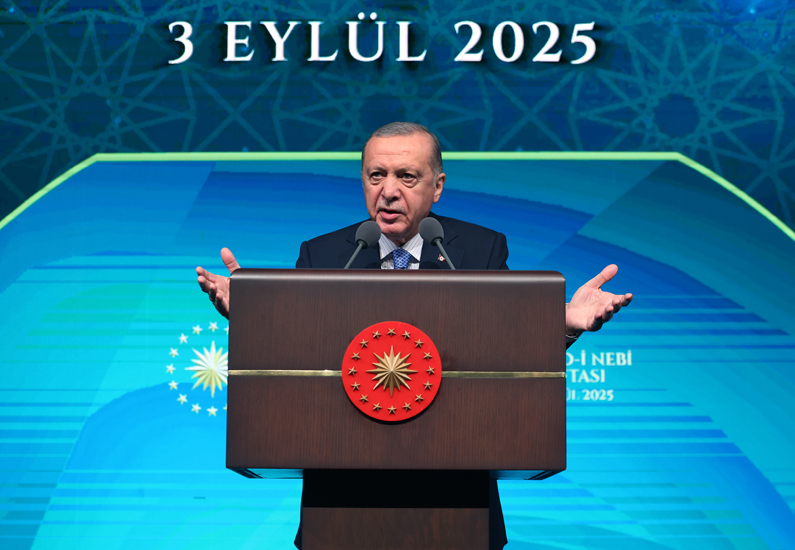 Cumhurbaşkanı Erdoğan, konuşmasına dua ederek başladı.