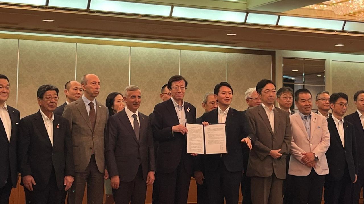 Vali Ünlüer Japonya’da