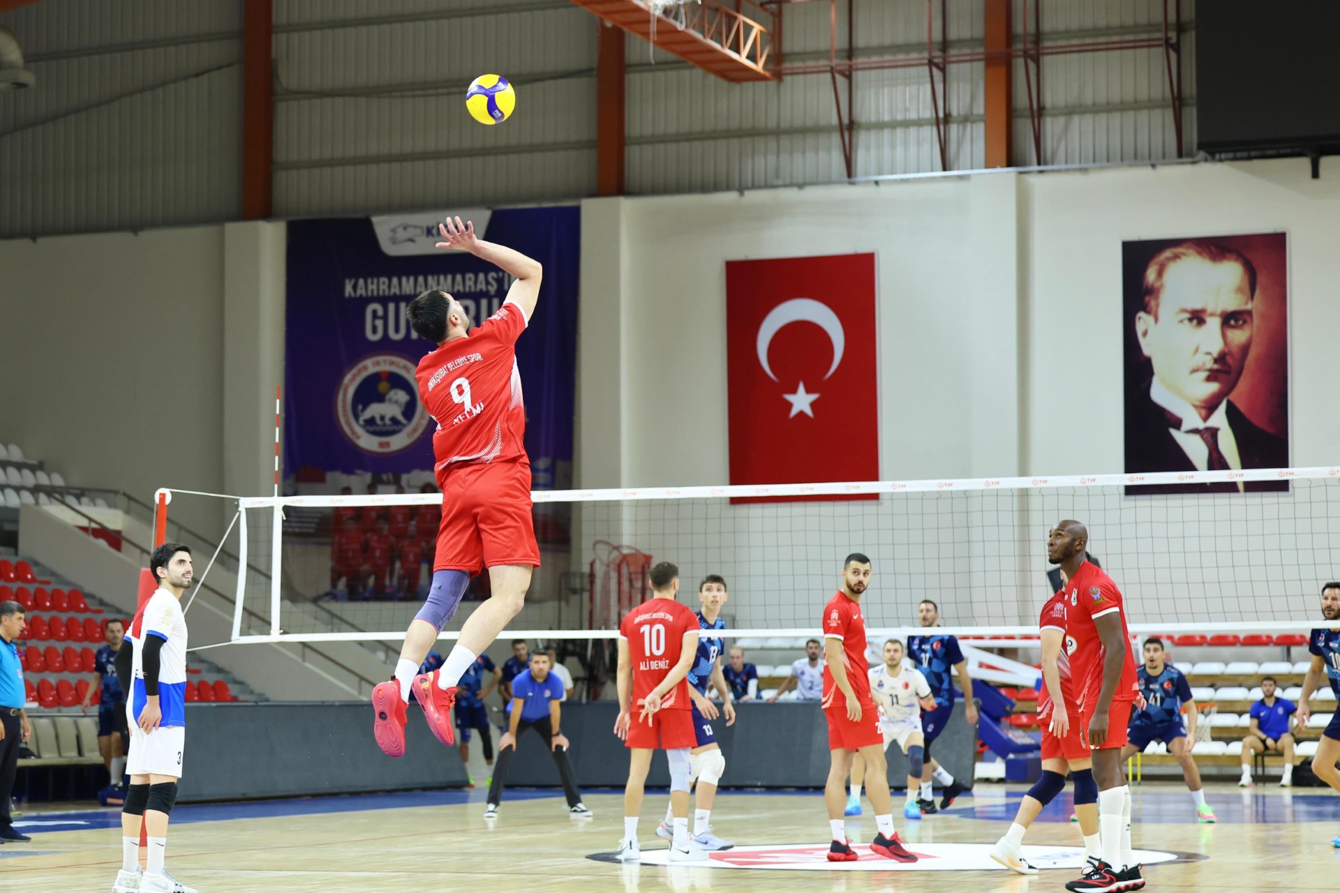 Voleybol Takımı Evinde Galibiyetle Başladı