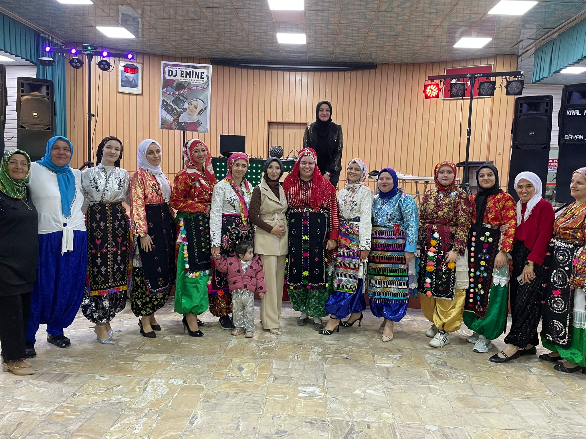 Simav’da Düzenlenen Üç Etek (yırıklı) Giyen Kadınlar Eğlenceye Koştu