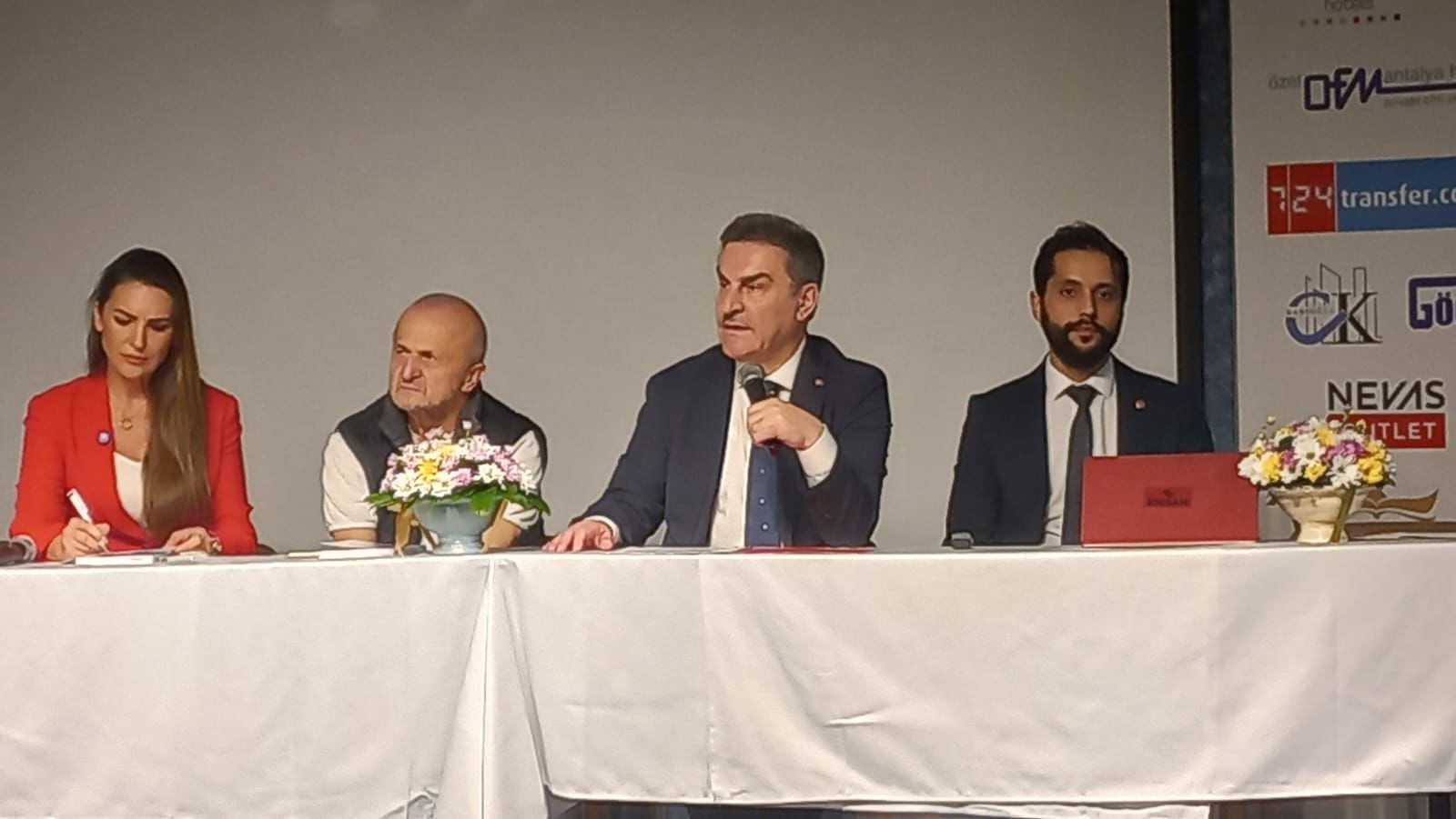 Gençler diğer insanlardan yüzde 90 oranında nefret ediyor’