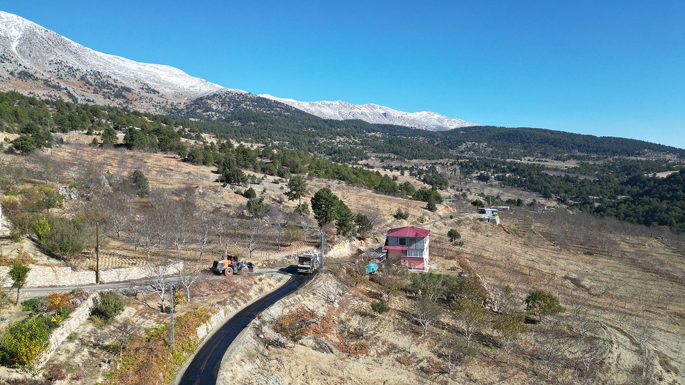 Kabasakal’da Sathi Kaplama Çalışmaları Hızla İlerliyor