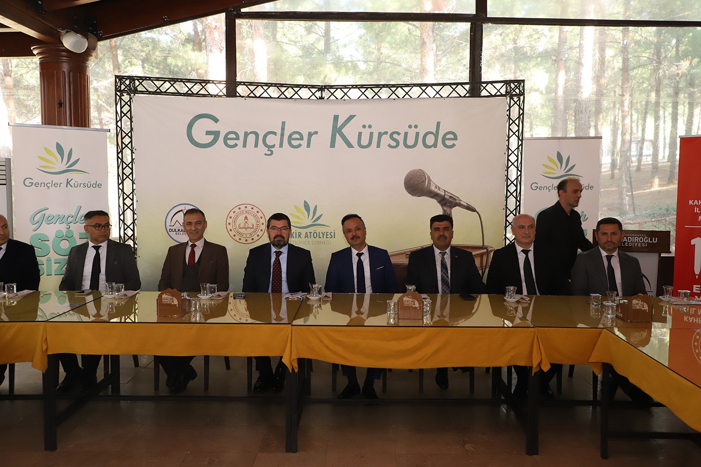 "gençler Kürsüde"