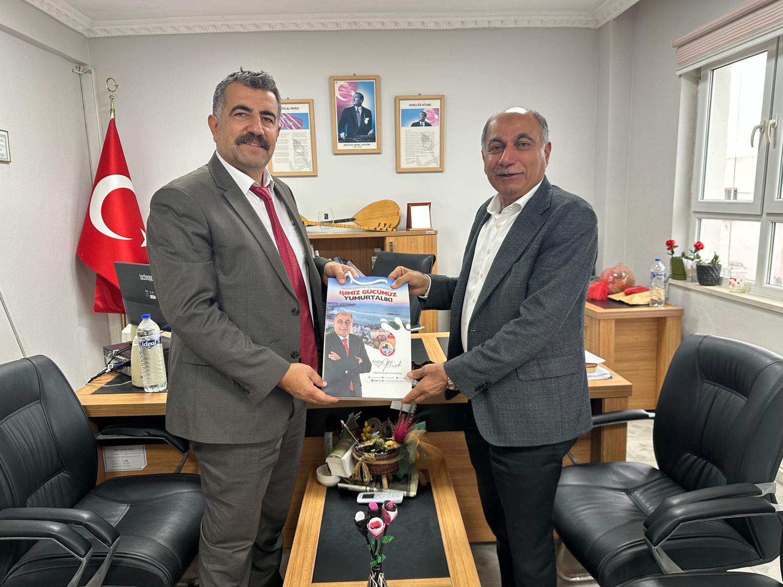 Başkan Erdinç Altıok, öğretmenleri kutladı, hediye sundu