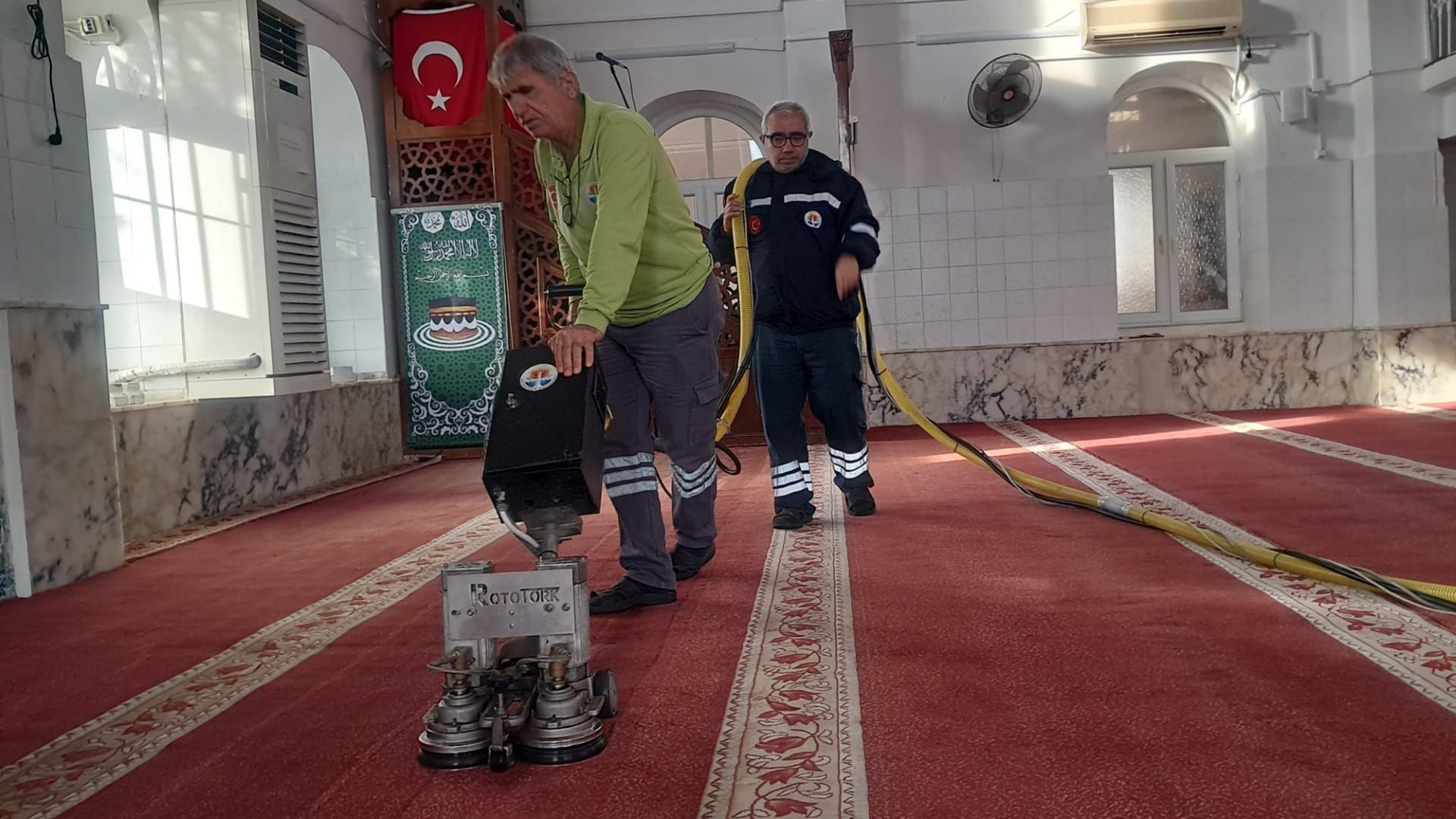 Camilerde Düzenli Ve Titiz Temizlik Çalışması