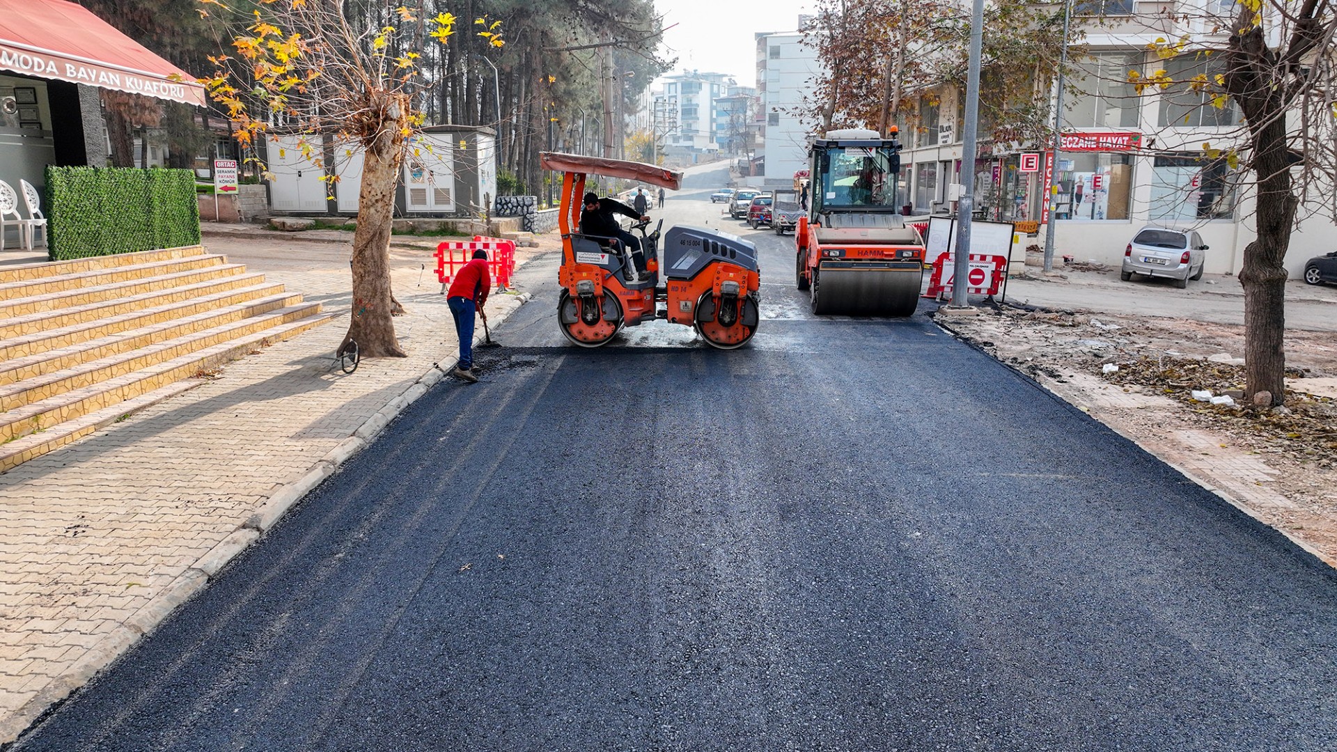 Pazarcık Atatürk Caddesi’ni Asfaltlıyor