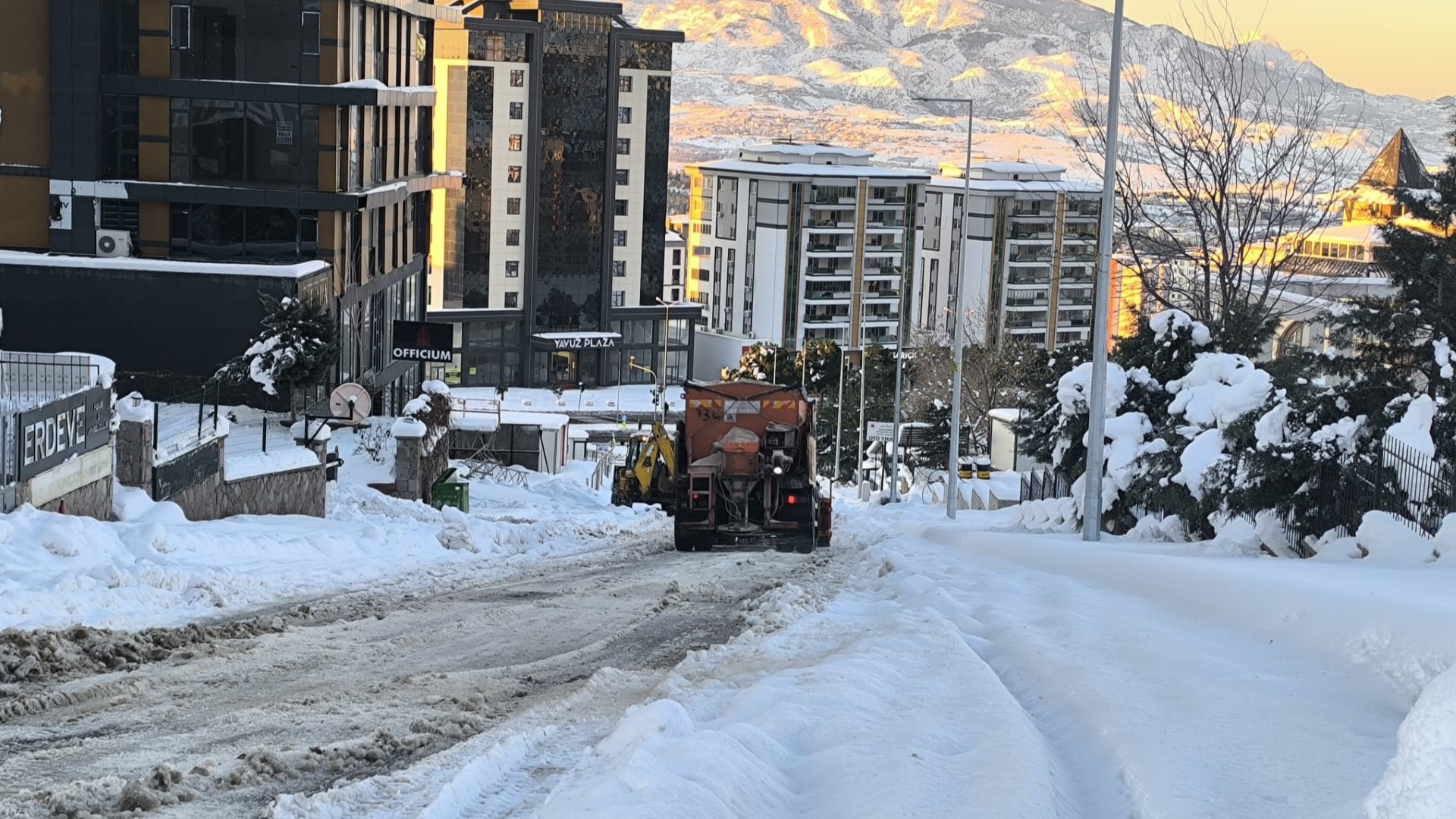 Buzları Eritmek İçin Tuzlamaya Devam