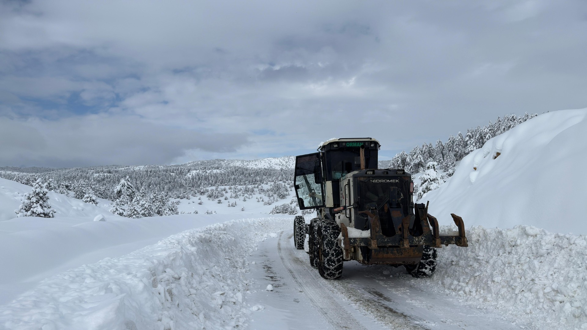 Kırsalda Karla Mücadelesini Kesintisiz Sürdürüyor