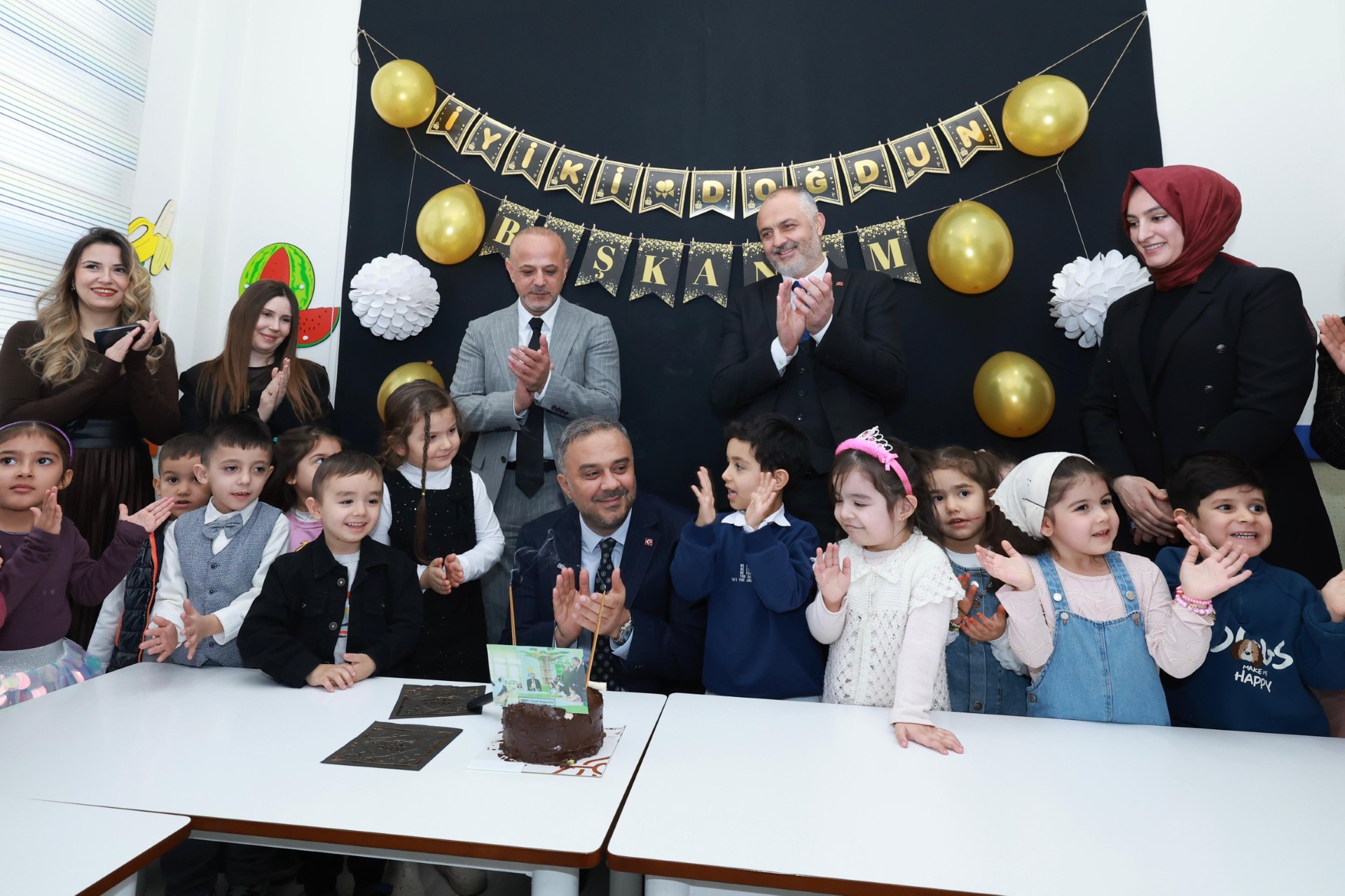 Başkan Toptaş’a karne programında miniklerden doğum günü sürprizi
