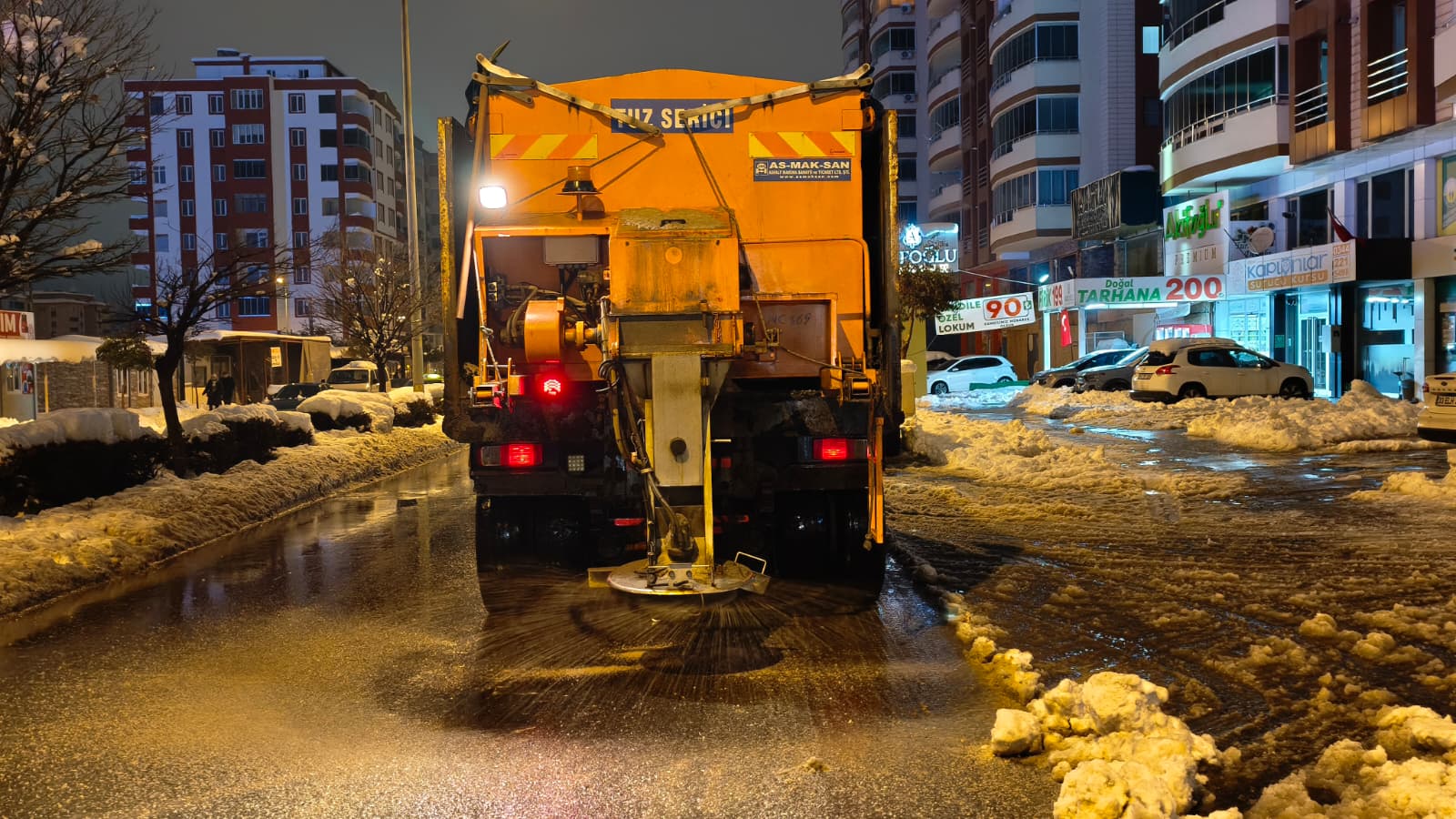 Caddelere Tuzlama Yapılıyor