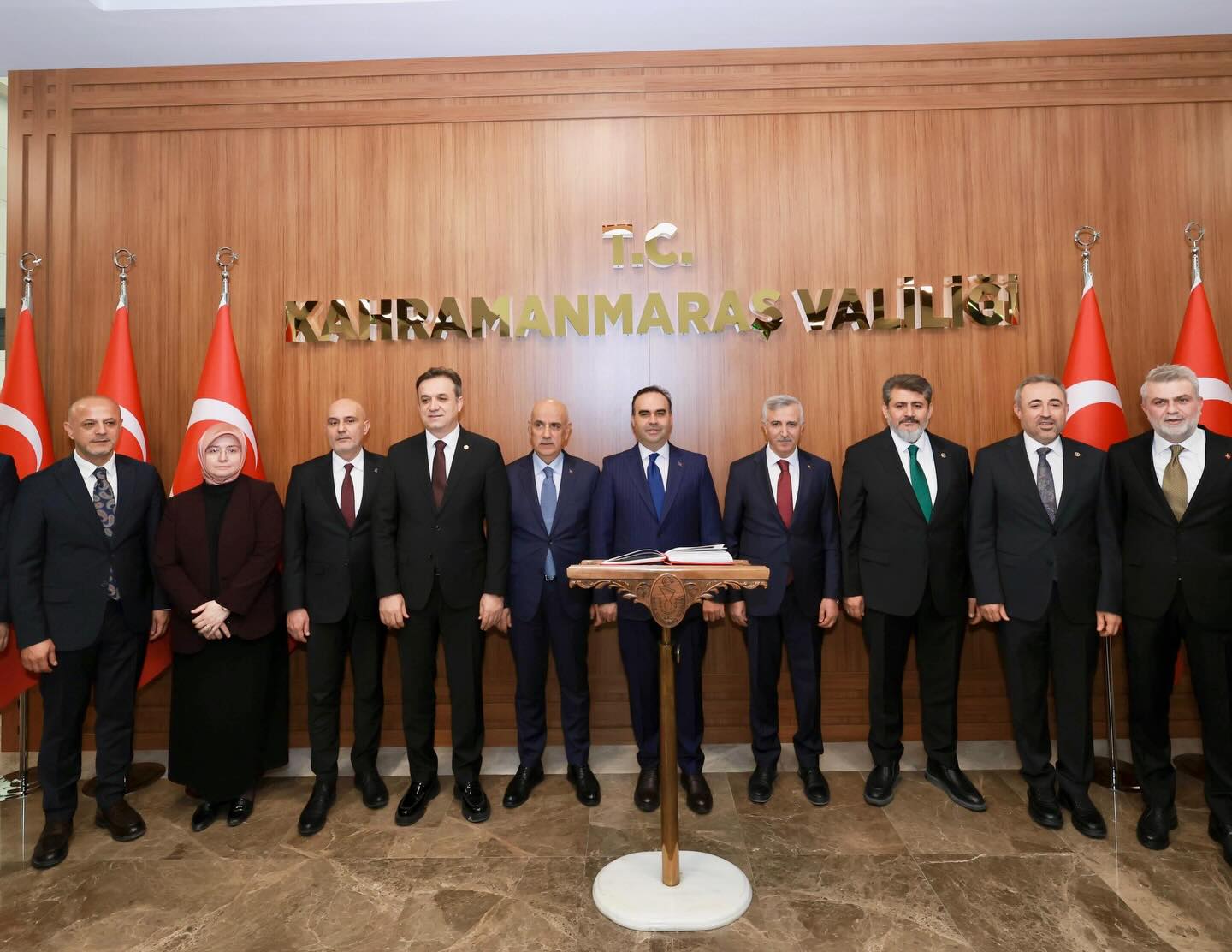 Şeref Defteri’ni imzalayan Bakan Kacır