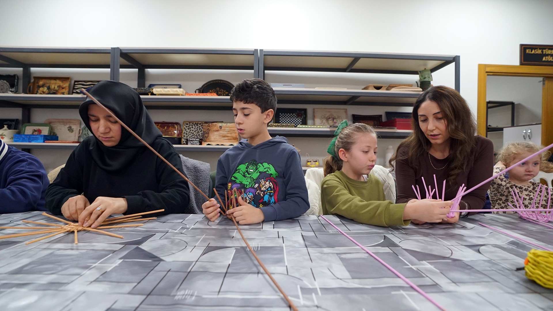 Anne ve Çocuklar El Ele: Büyükşehir’in Atölyesinde Üretmenin Mutluluğu Yaşandı