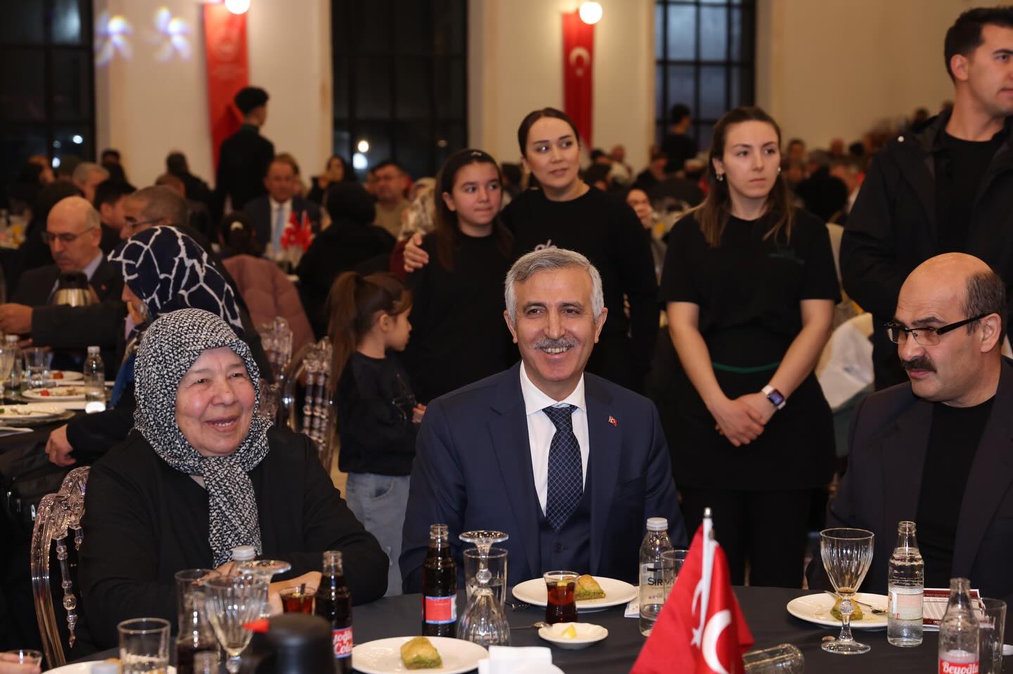 Mükerrem Ünlüer İlk İftarını Şehit Aileleriyle Açtı