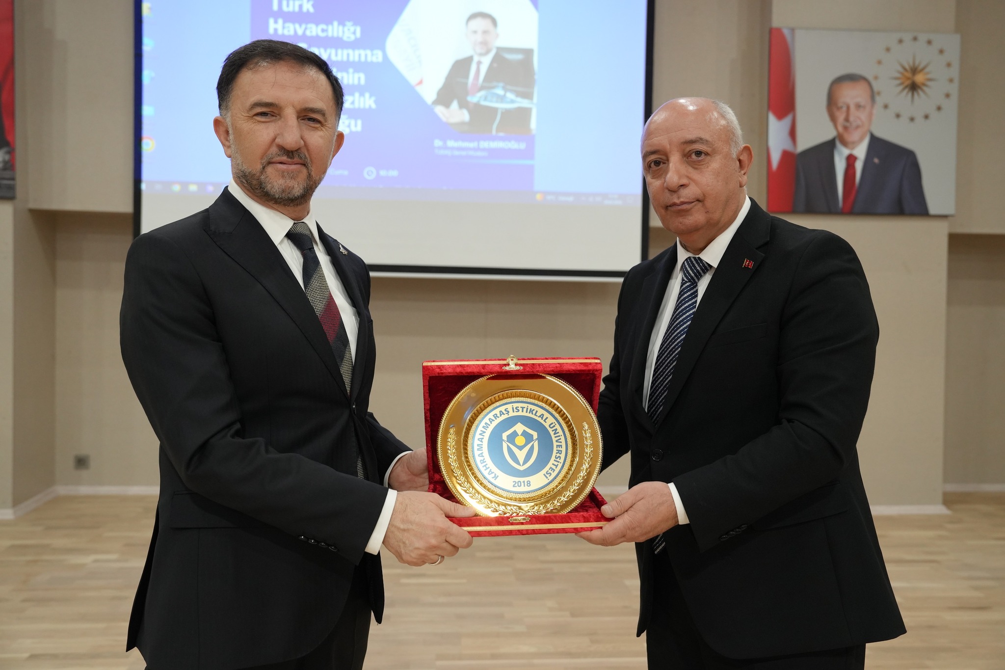 Demiroğlu KİÜ’de Gençlerle Buluştu