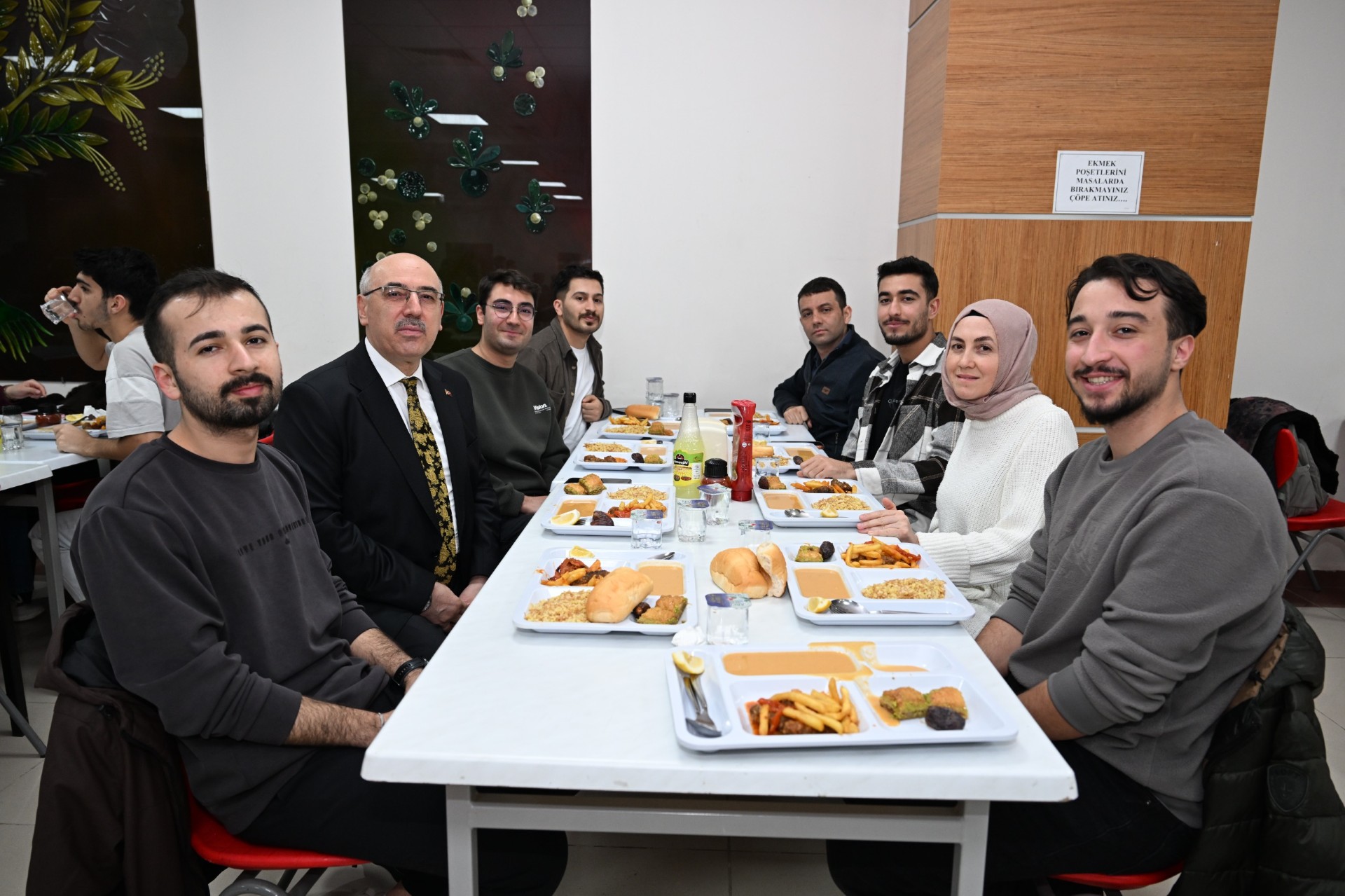 Rektör Ak, Öğrencilerle İftarda Buluştu