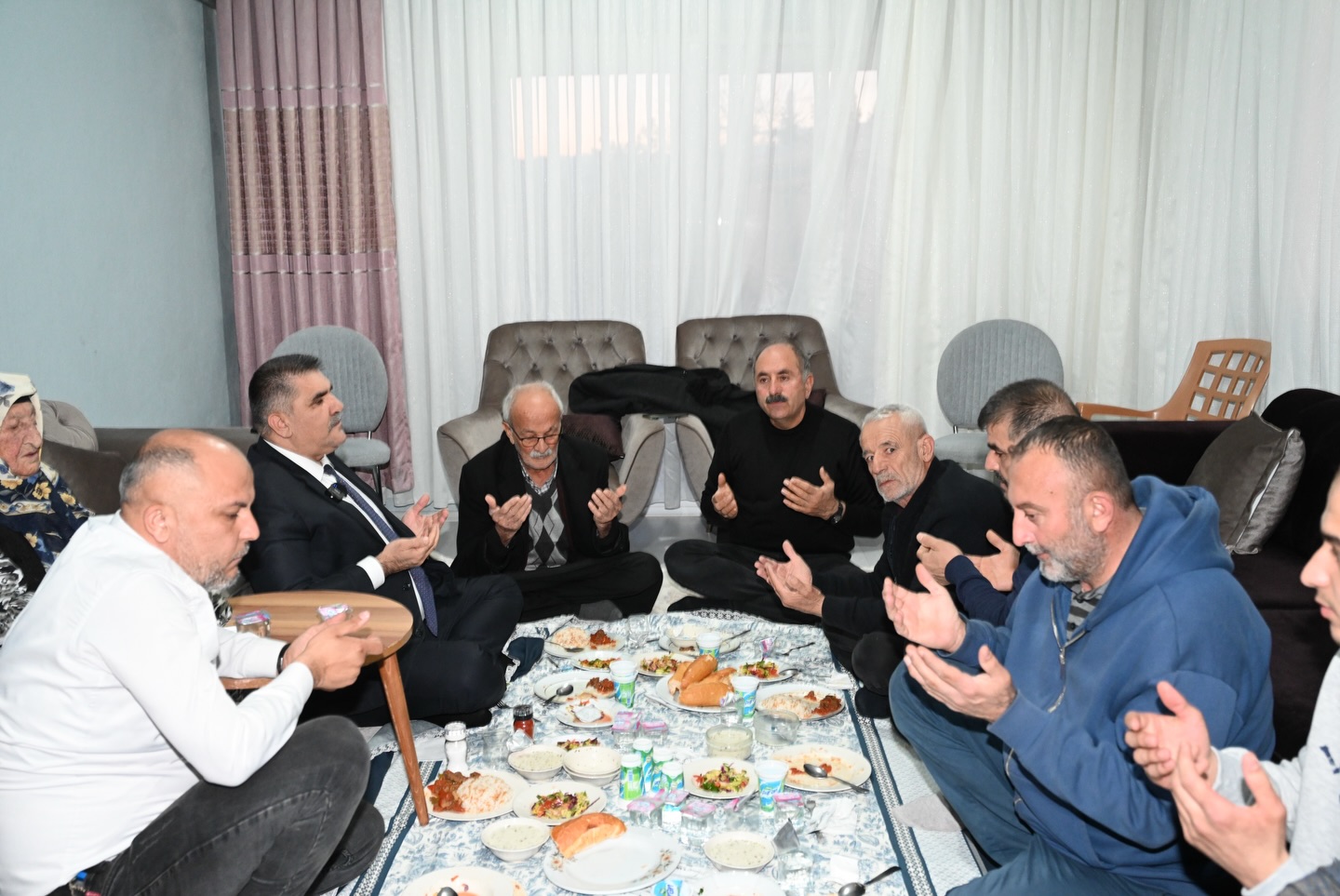 Türkoğlu’nda Gönül Sofraları: Başkan Karaca Her Akşam Bir Hanede