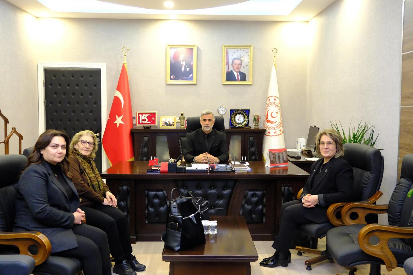 Aile ve Sosyal Hizmetler İl Müdürlüğü görevini yürüten Emre Çalğan’ı makamında ziyaret etti.